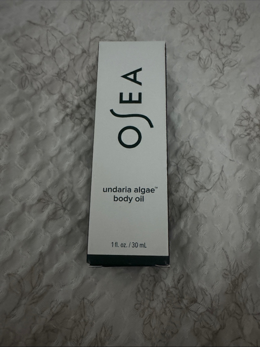 Sea Undaria Algae Body Oil – White with Dark Green Accent